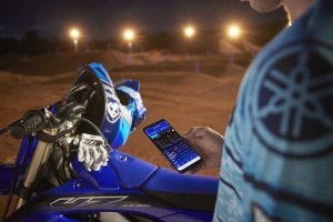 YZ450F Team Yamaha Blue with rider using the app control - closeup