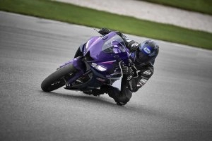 YZF-R3 Action 7